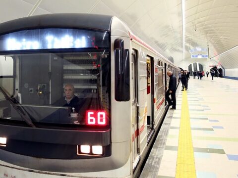 Metroda sərnişin relslərin üstünə yıxıldı