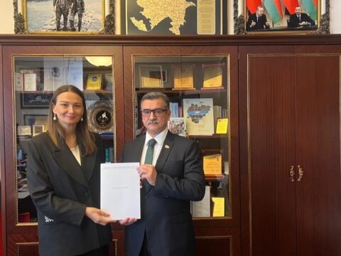 Qənirə Paşayeva Novruz Aslanı 60 illik yubileyi münasibəti ilə təbrik edib