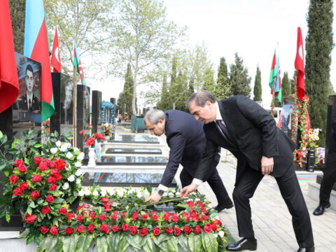 BDU rəhbərliyi Gəncə Şəhidlər xiyabanı ziyarət edib