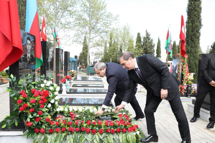BDU rəhbərliyi Gəncə Şəhidlər xiyabanı ziyarət edib