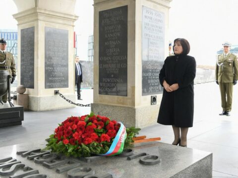 Sahibə Qafarova Varşavada “Naməlum əsgər” abidəsini ziyarət edib