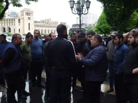 Göyçədə ölən əsgərlərin ailələrindən hökumət binası qarşısında AKSİYA