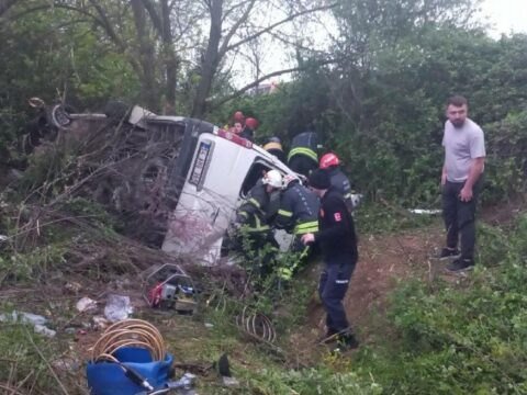 Türkiyədə mikroavtobus qəzaya uğrayıb, 10 nəfər yaralanıb