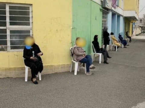 İranda valideynlər məktəbin önündə keşik çəkirlər