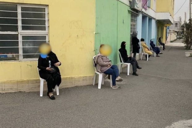 İranda valideynlər məktəbin önündə keşik çəkirlər
