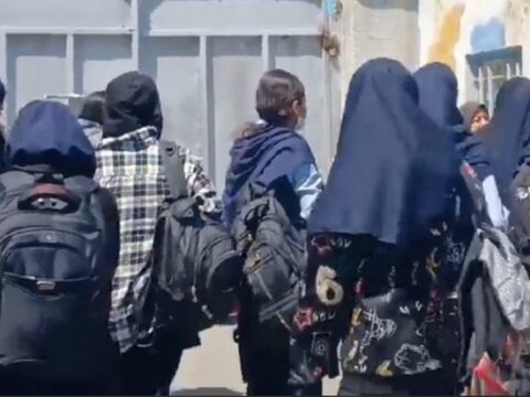 İranın təhsil işçiləri: “Məktəblərə kimyəvi hücumlara küçələrdə cavab verəcəyik”