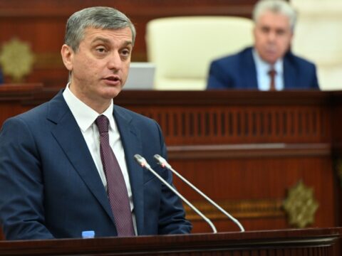 Vüqar Gülməmmədov Milli Məclisdə hesabat verir