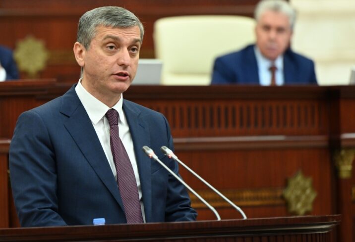 Vüqar Gülməmmədov Milli Məclisdə hesabat verir