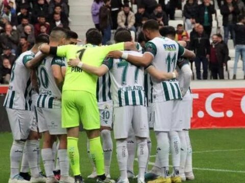 Türkiyədə azarkeşlərin fitə basdığı futbolçu ikinci hissəyə çıxmaq istəmədi