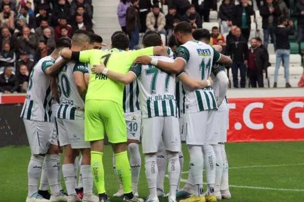 Türkiyədə azarkeşlərin fitə basdığı futbolçu ikinci hissəyə çıxmaq istəmədi