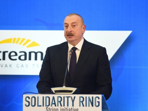 Biz bərpaolunan enerjinin istehsalı üzərində çalışırıq