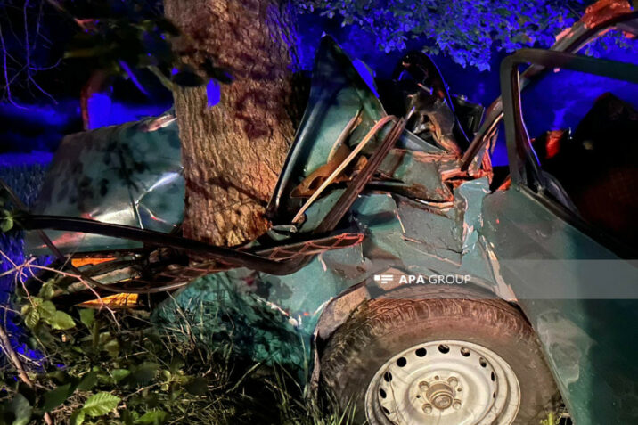 Ağdamda avtomobil ağaca çırpılıb, ölən və xəsarət alanlar var – FOTO