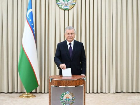 Mirziyoyev ailə üzvləri ilə birlikdə səs verdi