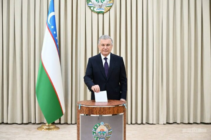 Mirziyoyev ailə üzvləri ilə birlikdə səs verdi