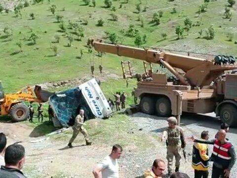 Türkiyədə ağır qəza – 2 əsgər həyatını itirdi, 45-i yaralandı