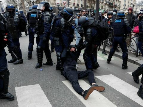 Parisdə 1 May nümayişi zamanı polis gözyaşardıcı qazdan istifadə edib