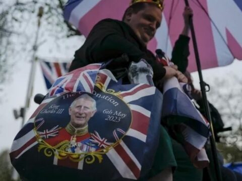 Britaniyalılar Londonun mərkəzində çadırlar qurur
