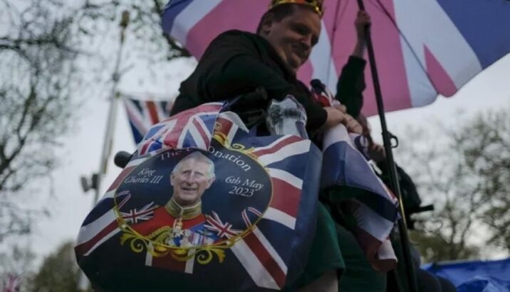 Britaniyalılar Londonun mərkəzində çadırlar qurur