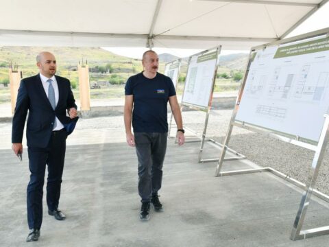 İlham Əliyev məkətəbin tikintisi ilə tanış oldiu