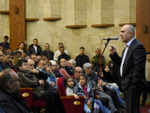 Arayik və Qurgendən ümidini üzənlər Bakı türməsinin dadını bilən Samvelin başına toplaşdı…-FOTO