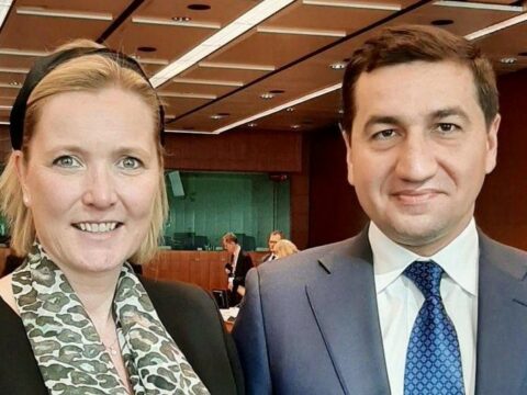 Prezidentin köməkçisi komitə sədri ilə görüşdü 