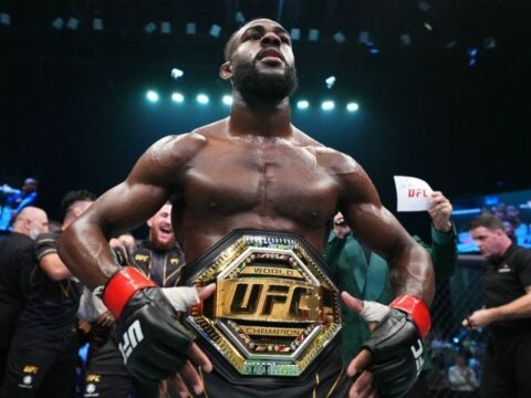 Sterlinq UFC çempionu titulunu qorudu