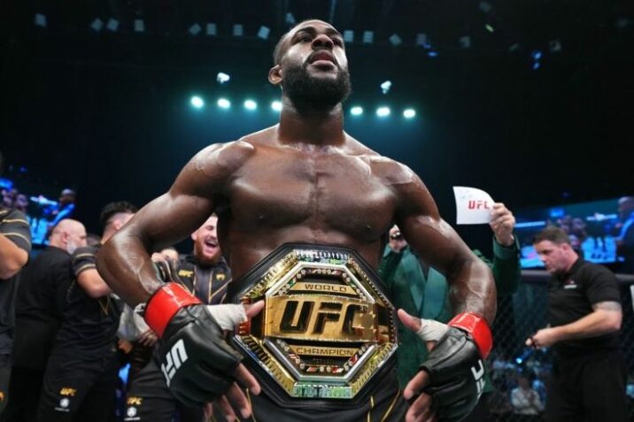 Sterlinq UFC çempionu titulunu qorudu