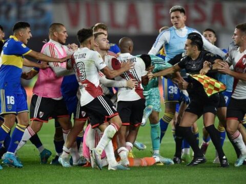 “Super Klassiko”da kütləvi dava: Yeddi futbolçu qırmızı vərəqə gördü