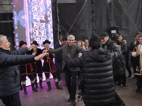 Sənət adamları və rəsmilər Cıdır düzündə rəqs etdi 