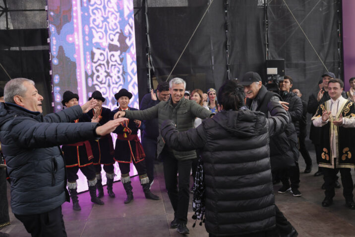 Sənət adamları və rəsmilər Cıdır düzündə rəqs etdi 