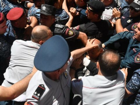 Ermənistanda bir qrup insan 44 günlük müharibənin nəticələrinə görə aksiya keçirir