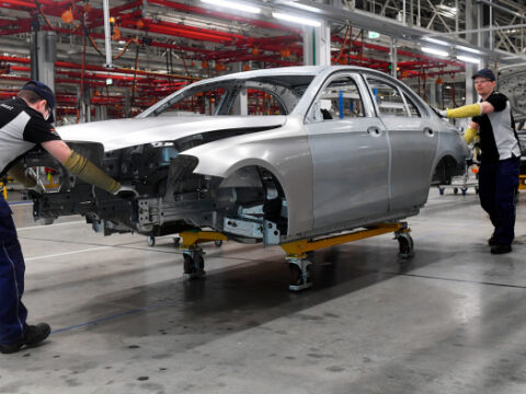 “Mercedes”in zavoduna silahlı hücum – Ölənlər var