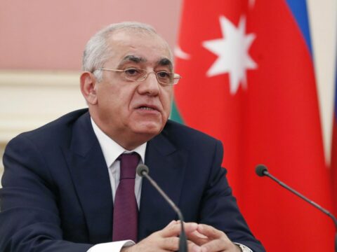Əli Əsədov tibb işçiləri barədə qərar imzaladı