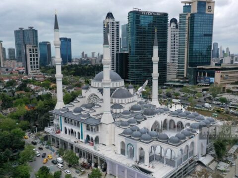 Ərdoğan İstanbulda 20 min nəfərlik məscidin açılışını edib