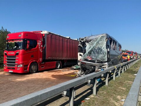 Zambiyada avtobus və yük maşını toqquşub, 20-dən çox adam ölüb