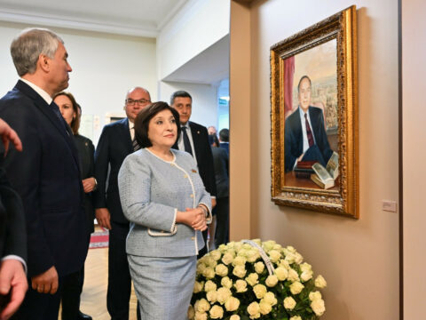 Sahibə Qafarova Ulu Öndərin 100 illiyinə həsr olunan sərgidə
