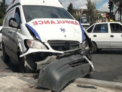 Təcili yardım maşını qəzaya düşdü