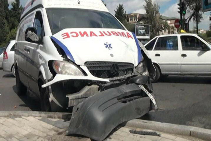 Təcili yardım maşını qəzaya düşdü