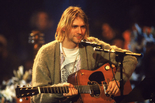 Kurt Kobeynin sınmış gitarası inanılmaz məbləğə satıldı