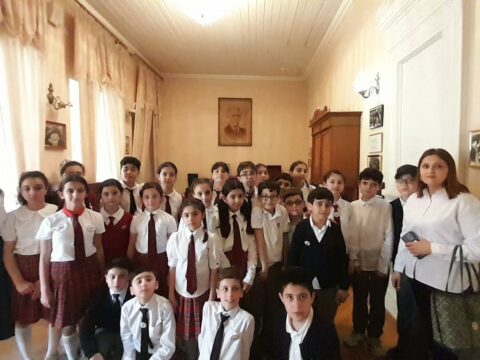 BDU-nun nəzdində “Gənc istedadlar” liseyinin şagirdləri Üzeyir Hacıbəylinin ev-muzeyində