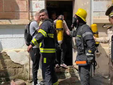 Bakıda yaşayış binasında yanğın olub, üç nəfər xilas edilib