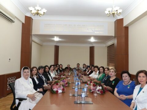 Bahar Muradova “Tərəqqi” medalı ilə təltif edilən qadınların mükafatlarını təqdim edib
