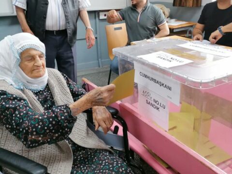 101 yaşlı qadın səsverməyə əlil arabasında gəldi