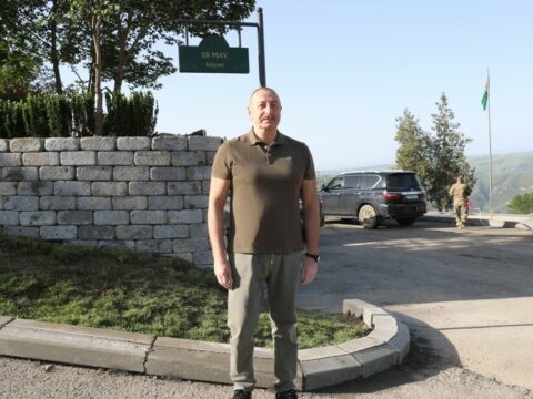 Prezident İlham Əliyev Laçın şəhərində Heydər Əliyev, Zəfər və 28 May küçələrinin kəsişməsində lövhələrin açılışını edib