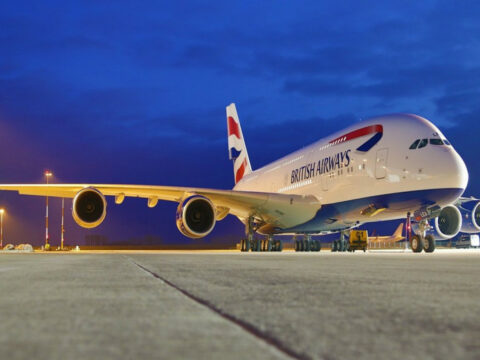 “British Airways” təyyarəsi səhhəti pisləşən sərnişinə görə Bakıya təcili eniş etdi