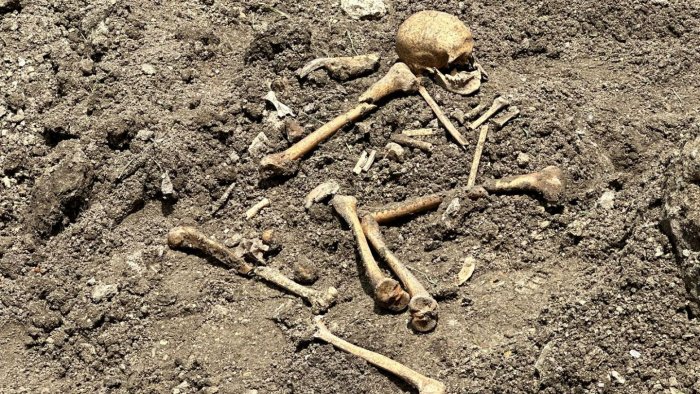 Kütləvi məzarlıqlardan 400-dən artıq insan meyit qalıqları aşkarlanıb