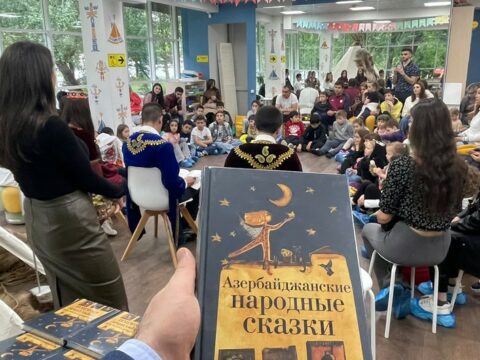 Moskvada RAGB fəalları uşaqlara Azərbaycan xalq nağılları oxuyublar
