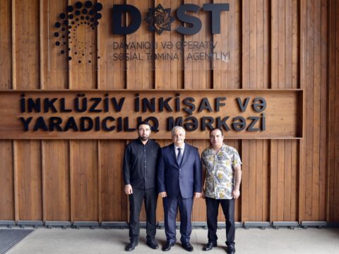 Tanınmışlar DOST İnkluziv İnkişaf və Yaradıcılıq Mərkəzinin səhnəsində