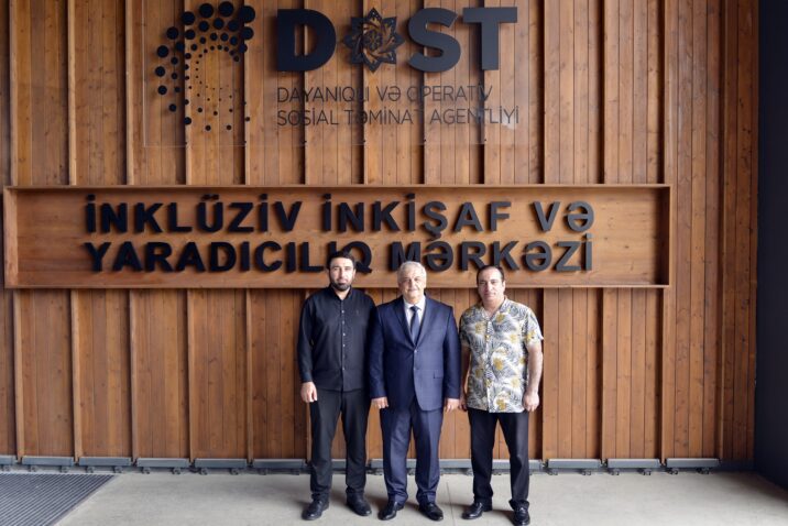 Tanınmışlar DOST İnkluziv İnkişaf və Yaradıcılıq Mərkəzinin səhnəsində