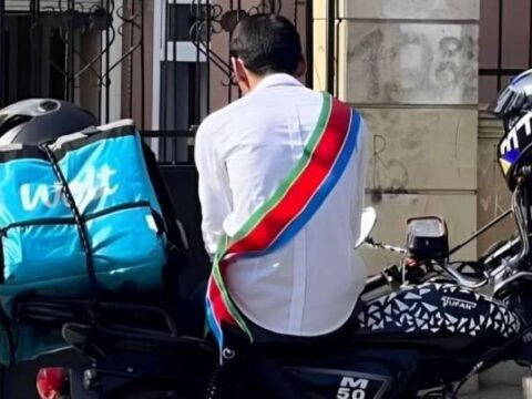 Fotosu ilə gündəm olan məzun kimdir?